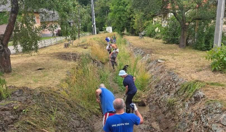 2. fotografia fotogalérie Aktuality / Spoločná brigáda pri čistení miestneho potoka - foto