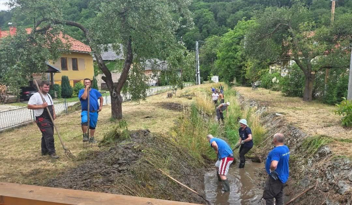 4. fotografia fotogalérie Aktuality / Spoločná brigáda pri čistení miestneho potoka - foto