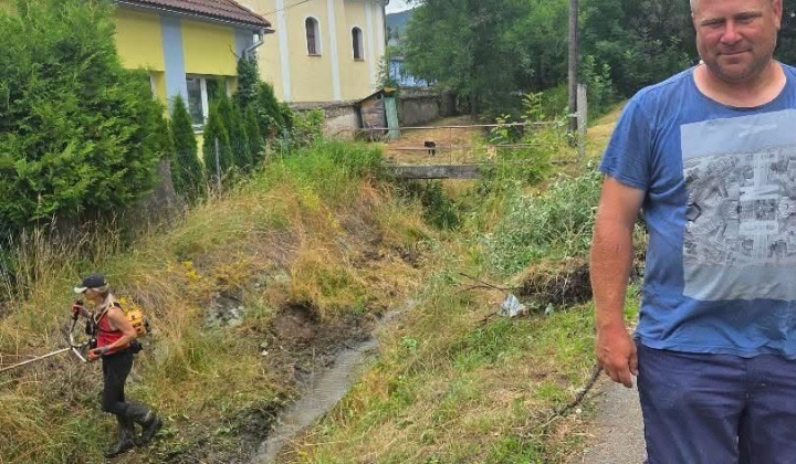 5. fotografia fotogalérie Aktuality / Spoločná brigáda pri čistení miestneho potoka - foto